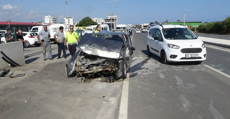 Mersin’de park halindeki 3 araca çarpan otomobildeki 2 kişi yaralandı