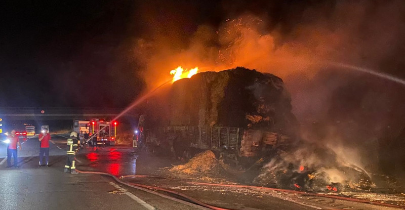 ADANA’DA SEYİR HALİNDEKİ SAMAN YÜKLÜ TIR     ALEV ALEV YANARAK KÜL OLDU