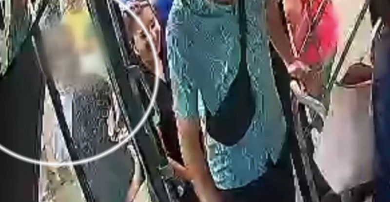 Adana’da duraklarda otobüs bekleyen iki kişinin cep telefonlarını çalan zanlı tutuklandı