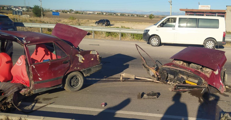ADANA’DA FECİ KAZA, OTOMOBİL İKİYE AYRILDI