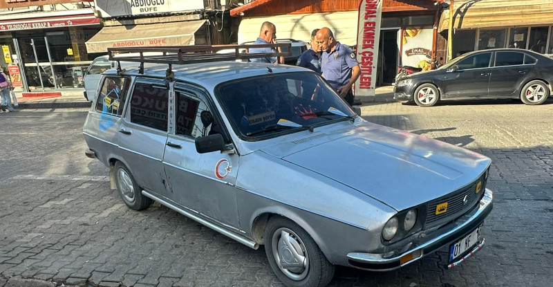 Adana’da polisin peşlerine düştüğü hırsızlık şüphelileri araçlarını bırakıp kaçtı