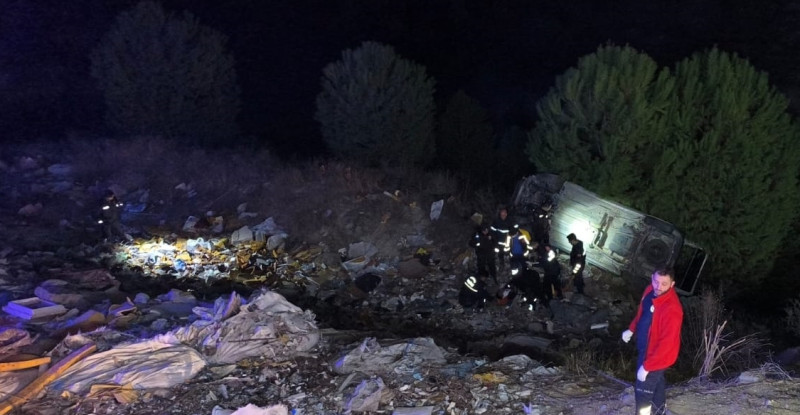 Adana’da şarampole devrilen otomobilin sürücüsü yaralandı