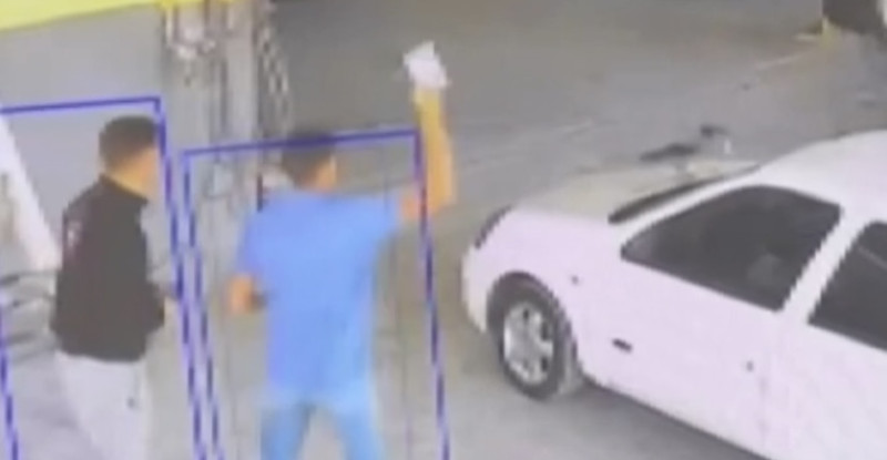 Mersin’de karganın otomobilin ön camına bırakılan anahtarı alması güvenlik kamerasında