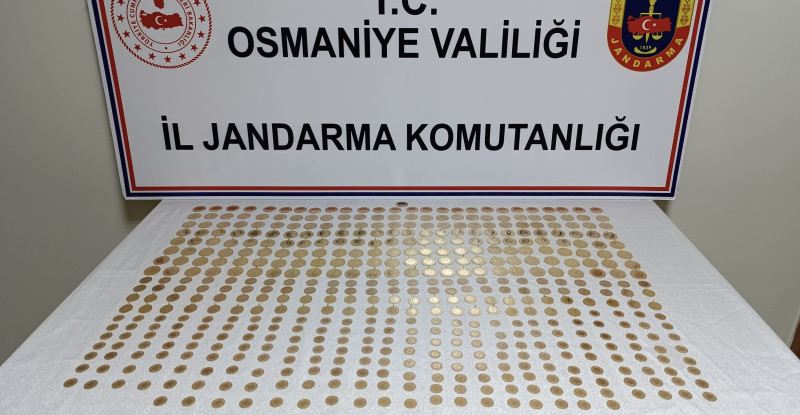 OSMANİYE’DE BİR OTOMOBİLDE YAPILAN ARAMADA, İZİNSİZ BASILDIĞI BELİRLENEN TAM, YARIM, ÇEYREK ALTIN ELE GEÇİRİLDİ