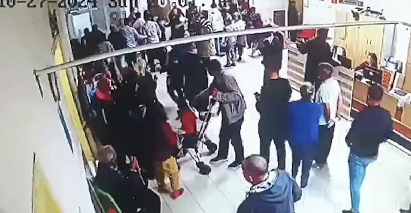 Adana’da dün meydana gelen deprem anı hastanenin güvenlik kamerasında