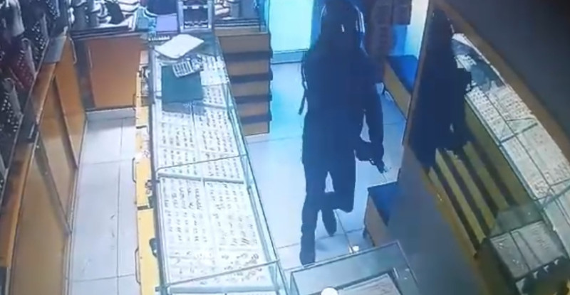 ADANA’DA KUYUMCUYU TABANCAYLA YARALAYAN ZANLILAR VİTRİNDEKİ BİR MİKTAR  ALTINI ALIP KAÇTILAR