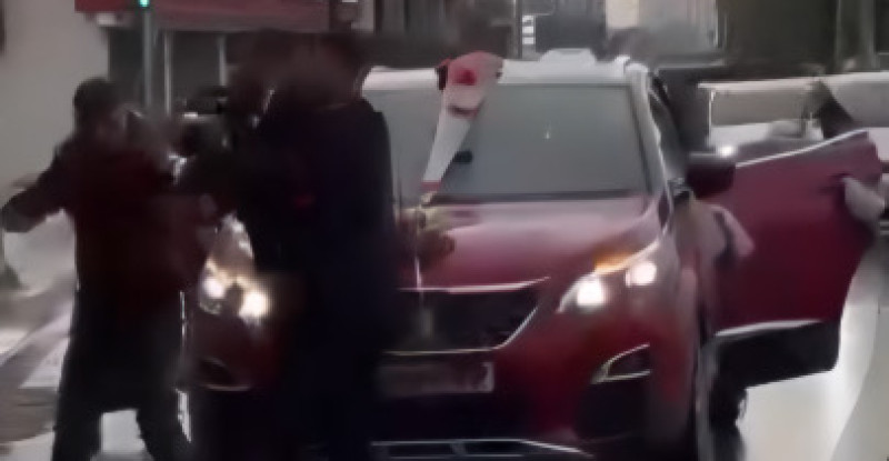 ADANA’DA GELİN ARABASININ KAPUTUNA ÇIKAN KİŞİ, DAMAT VE DÜĞÜN SAHİPLERİ TARAFINDAN DARBEDİLDİ