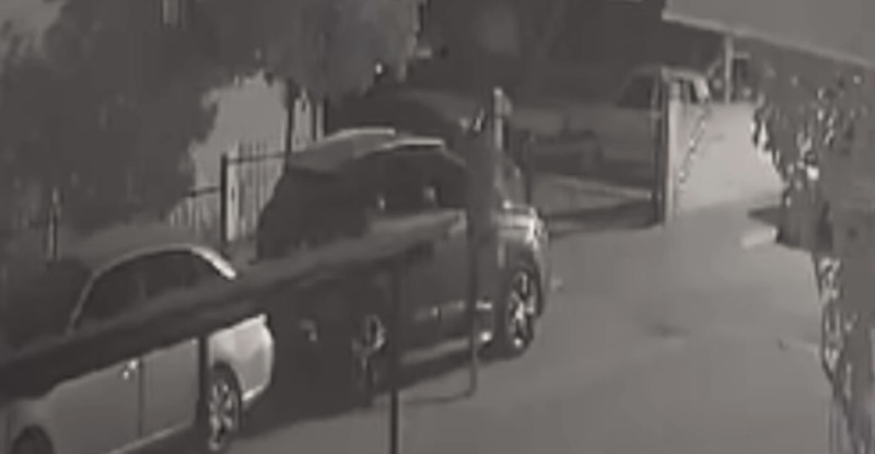 Adana’da bir kişi park halindeki 13 aracın dikiz aynasını tekmeleyerek kırdı