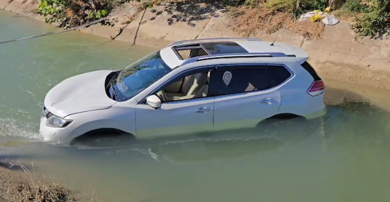 Adana’da köpeğe çarpmamak için manevra yapan cip sulama kanalına düştü