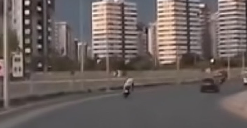 Mersin’de refüje çarpan motosikletteki 2 kişi yaralandı