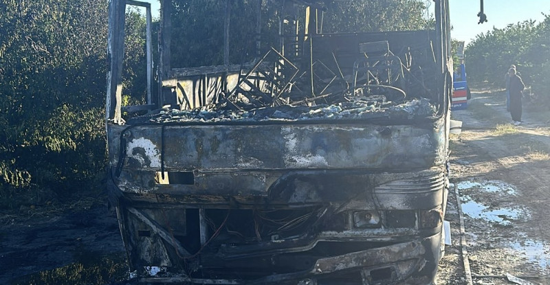 Kozan’da tarım işçilerini taşıyan midibüs yandı