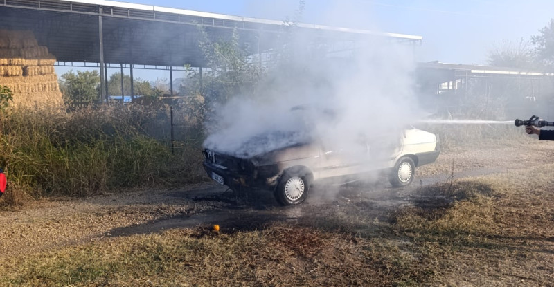 Adana’da park halindeki otomobil yandı