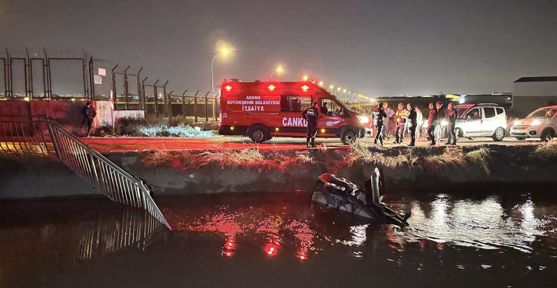 Adana’da sulama kanalına düşen otomobildeki 4 kişi yaralandı