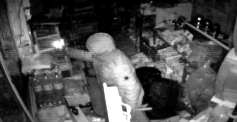 Adana’da Hırsızlık yaptığı tekel deposunda kameraya yakalanmamak için çakmak ışığıyla gezdi, 150 Bin Liralık içki ve sigara çaldı