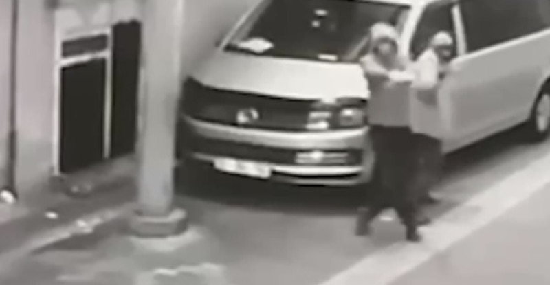 ADANA’DA BİR EVE SİLAHLI SALDIRI DÜZENLENDİ O ANLAR GÜVENLİK KAMERASINCA KAYDEDİLDİ