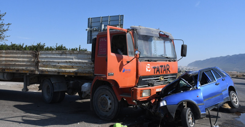 Adana tırla çarpışan otomobildeki 1 kişi öldü, 1 kişi yaralandı