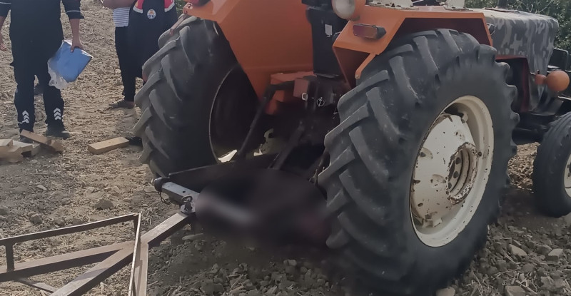 Adana’da traktörün altında kalan sürücü hayatını kaybetti