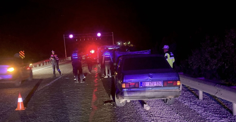 Mersin’de otomobilin yol kenarında lastik değiştirenlere çarptığı kazada ölü sayısı 4’e çıktı