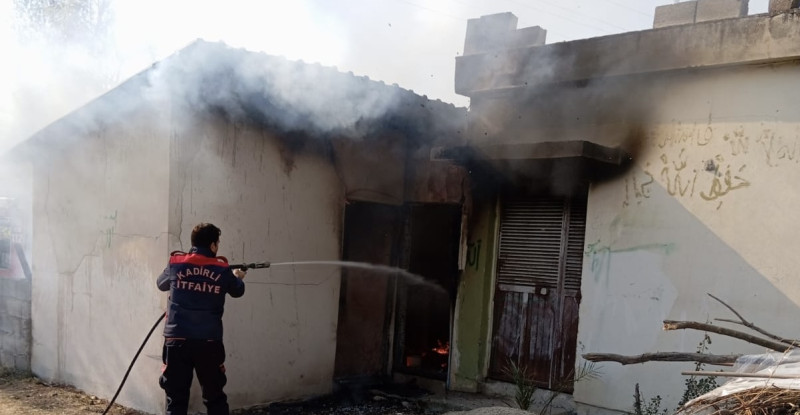 Osmaniye’nin Sumbas ilçesinde evde çıkan yangın hasara neden oldu.