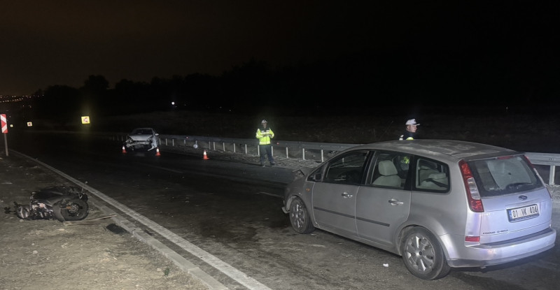 Adana’da iki otomobil ve bir motosikletin karıştığı zincirleme trafik kazasında 1 kişi öldü, 3 kişi yaralandı.
