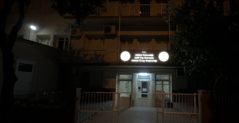 Adana’da tartışma sonucu bıçaklanan kişi olay yerinde hayatını kaybetti.