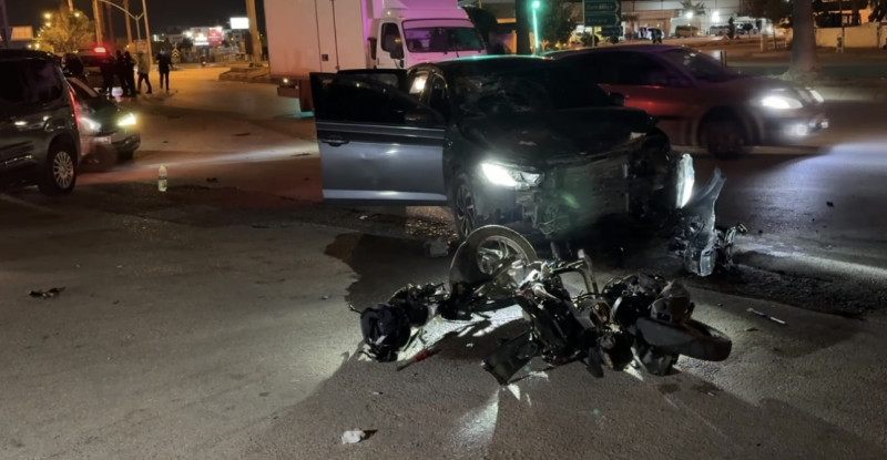 Adana’da otomobille çarpışan motosikletin sürücüsü olay yerinde hayatını kaybetti.