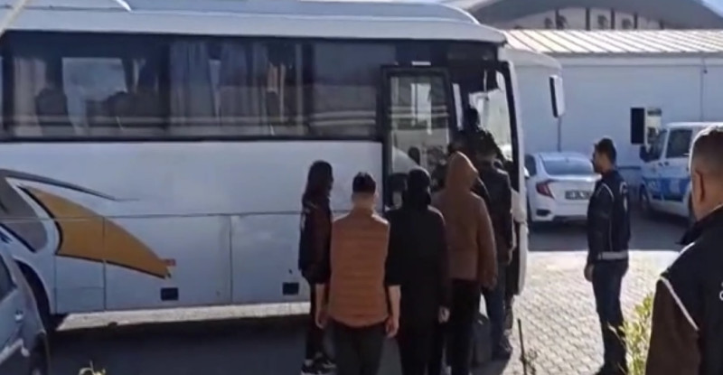 Osmaniye’de durdurulan otobüste, yurda kaçak yollarla girdiği belirlenen 10 düzensiz göçmen yakalandı.
