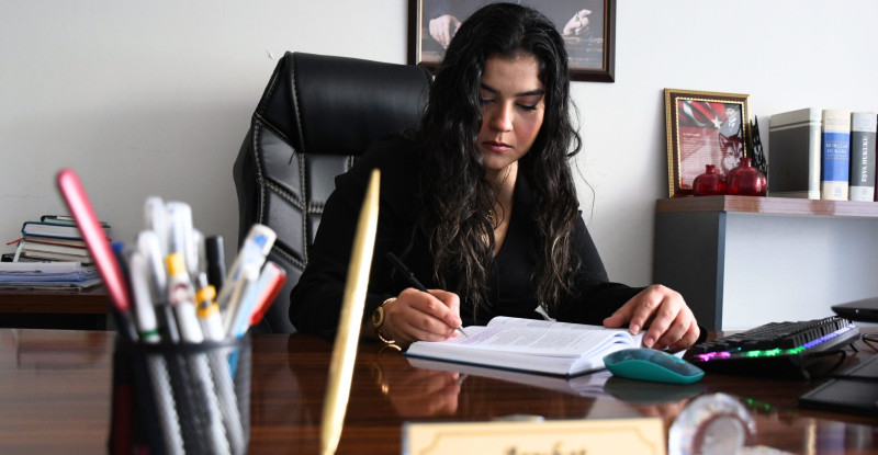 ÇOCUKKEN YAKALANDIĞI KANSERİ YENİP AVUKATLIK HAYALİNE KAVUŞTU