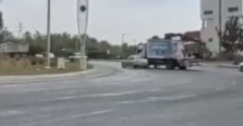 ADANA’DA MAZOT DÖKÜLEN YOLDA ART ARDA ÜÇ KAZA YAŞANDI…!