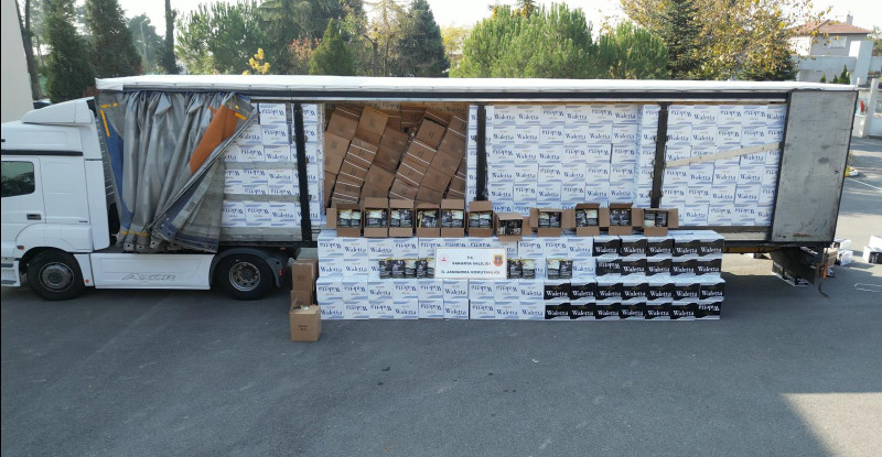 Sakarya ve Adana’daki kaçakçılık operasyonunda 18 milyon 500 bin makaron ile 5 ton 370 kilogram tütün ele geçirildi