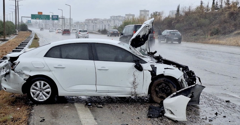 Mersin’de bariyere çarpan otomobildeki 4 kişi yaralandı