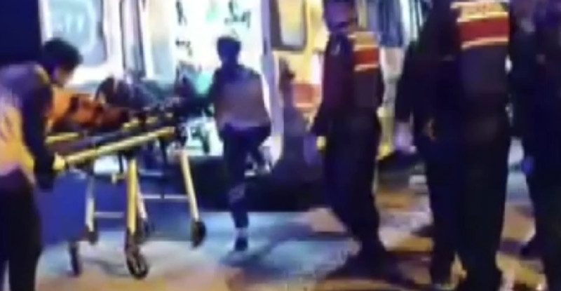 Mersin’in Tarsus ilçesinde çıkan silahlı kavgada 1’i ağır 4 kişi yaralandı.