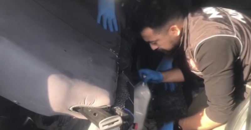 Adana’da aracın yakıt deposundan 11 kilo 350 gram sentetik uyuşturucu çıktı