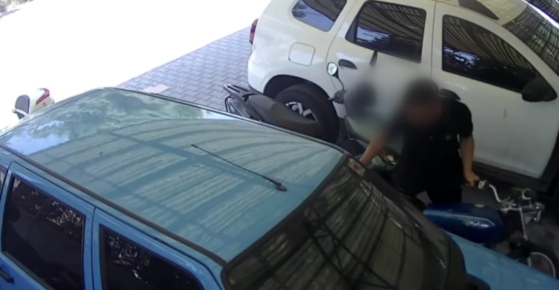 Adana’nın merkez Çukurova ilçesinde park halindeki bir motosikleti çalan 2 zanlı tutuklandı.