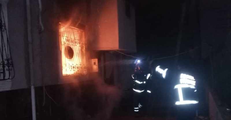Adana’da 2 evde çıkan yangın, itfaiye ekiplerinin müdahalesiyle söndürüldü.