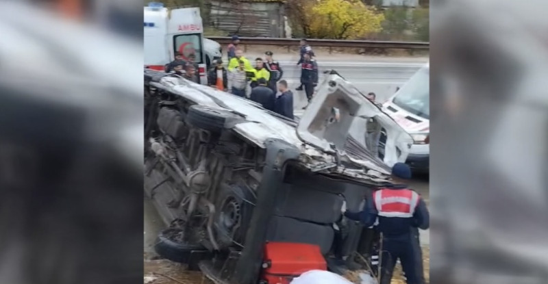 OSMANİYE’NİN BAHÇE İLÇESİNDE DEVRİLEN YOLCU MİNİBÜSÜNDEKİ 6 KİŞİ YARALANDI