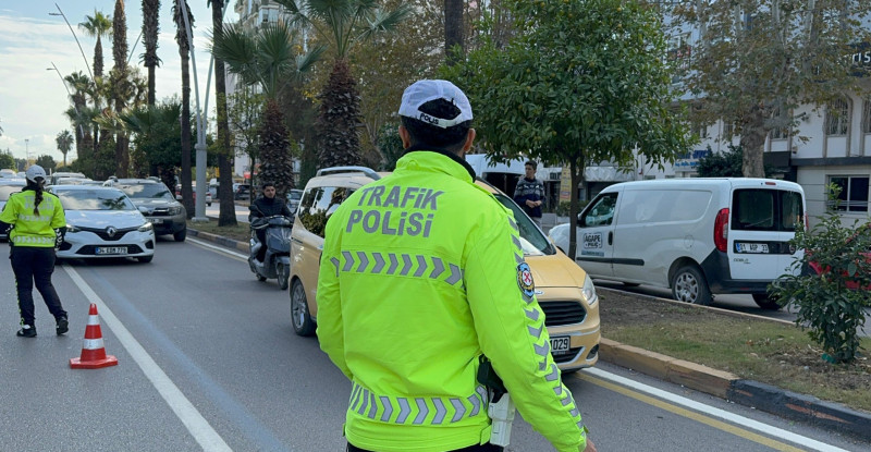 ADANA’DA YAYALARA “İLK GEÇİŞ HAKKI” VERMEYEN SÜRÜCÜLERE ADETA PARA CEZASI YAĞDI