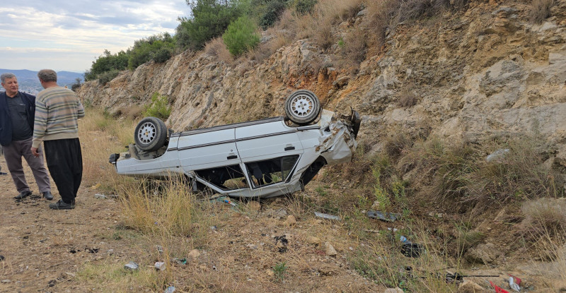 Adana’da devrilen otomobilin sürücüsü yara almadan kurtuldu