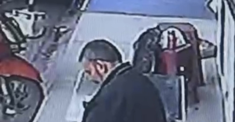 Adana’da bir işçinin öğle yemeğini, kedinin alıp kaçması güvenlik kamerasınca görüntülendi.