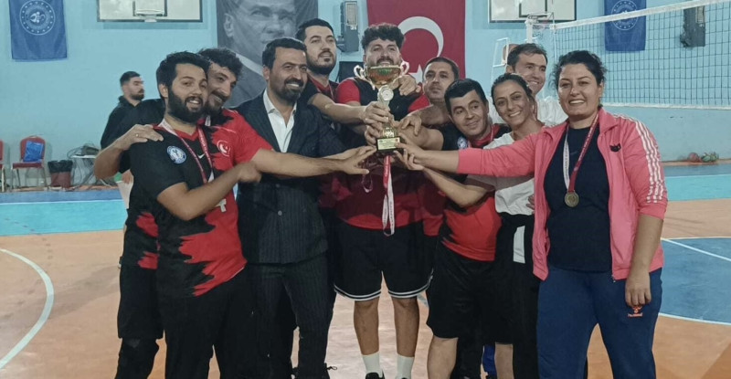 Adana’nın Kozan ilçesinde Öğretmenler Günü dolayısıyla voleybol turnuvası düzenlendi