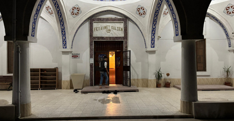 Adana’da caminin önünde bıçaklı saldırıya uğrayan imam hayatını kaybetti.