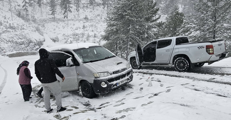 Adana’nın Feke ilçesinde karda mahsur kalan otomobildeki ikisi çocuk 5 kişi kurtarıldı.