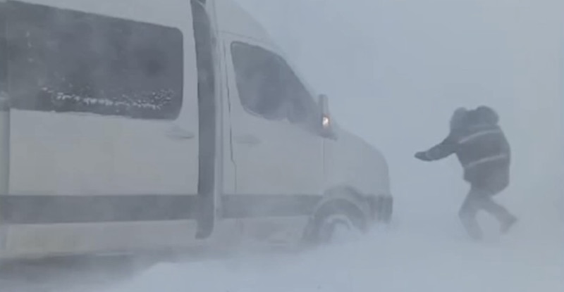 Adana’nın Feke ilçesinde, karda mahsur kalan minibüsteki 12 maden işçisi kurtarıldı.