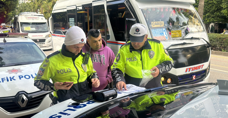 Adana’da trafik polisleri toplu taşıma araçlarını sivil denetledi