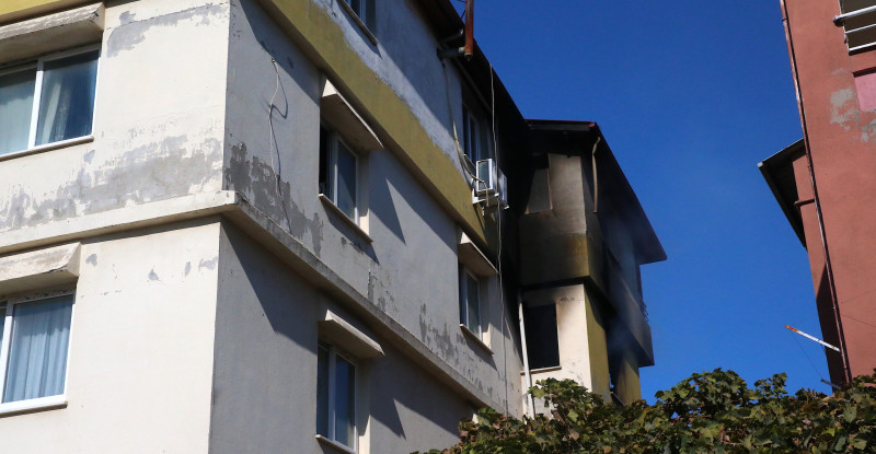 Hatay’da apartmanın çatı katında çıkan yangın söndürüldü