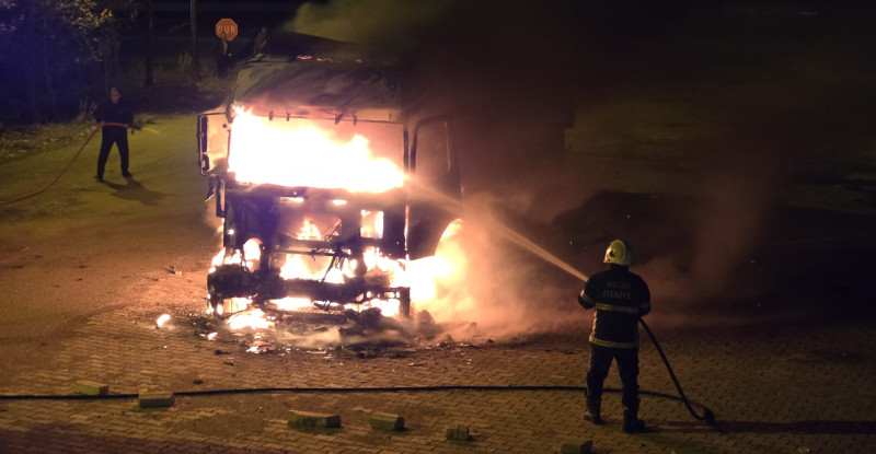 HATAY’DA PARK HALİNDEKİ TIR ALEV ALEV YANDI