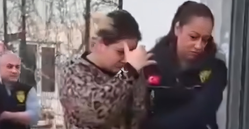 Adana’da, telefonda kendilerini polis ve savcı olarak tanıttıkları kadının 700 bin liralık altın ve dövizini aldıkları iddiasıyla gözaltına alınan 3 zanlı tutuklandı