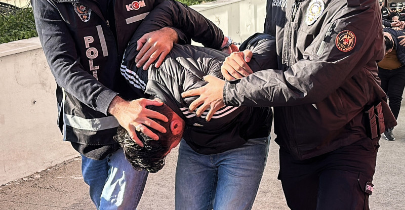ADANA’DA EMNİYETİN DEPOSUNDAN ÇALINAN MÜHİMMATLA İLGİLİ 7 ŞÜPHELİ TUTUKLANDI