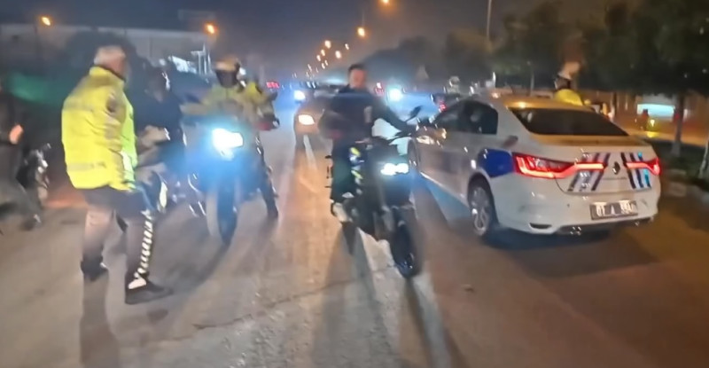 Adana’da yarış için toplanan sürücülere polis baskını kamerada