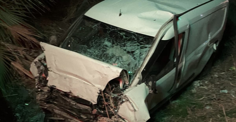 Adana’da yoldan çıkıp duvara çarpan hafif ticari aracın sürücüsü hayatını kaybetti